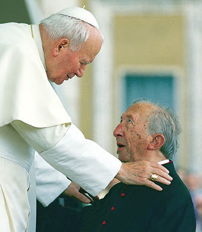 Monseñor Luigi Giussani, fundador de Comunión y Liberación, con san Juan Pablo II. 
