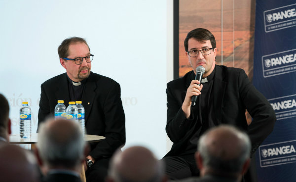 Raimo Goyarrola (a la derecha) junto al reverendo Juhani Holma, pastor de la Iglesia luterana de Finlandia en un encuentro en Madrid en 2017.