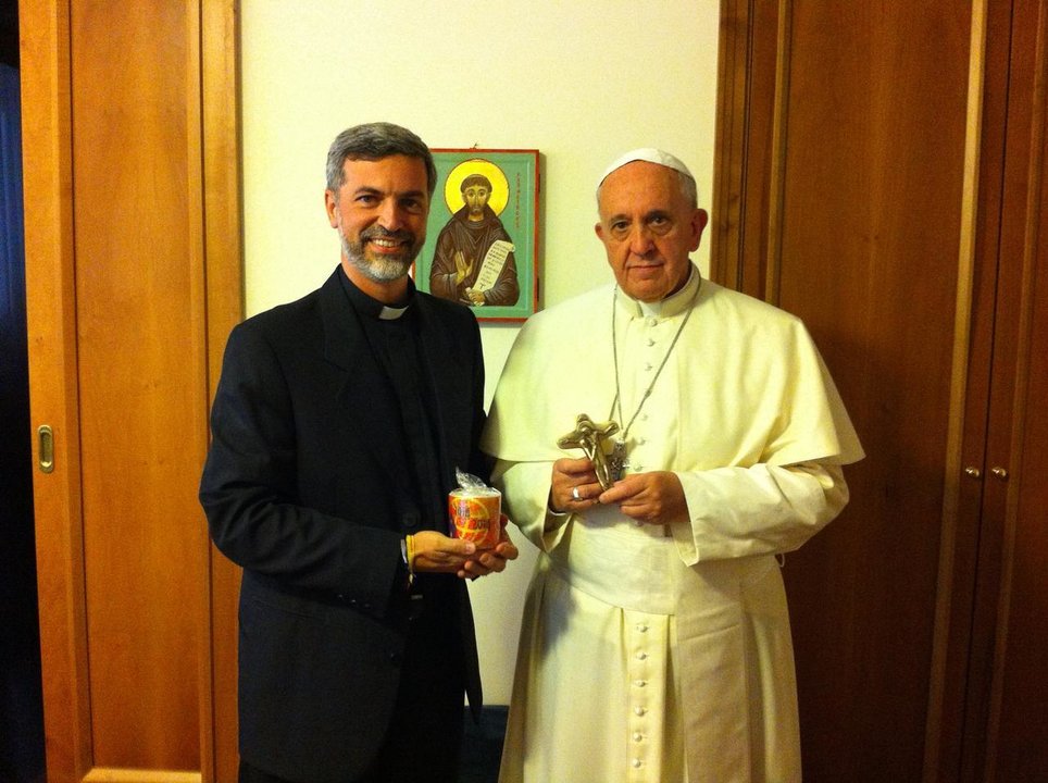 El padre Alexandre Awi Mello con el Papa Francisco. 