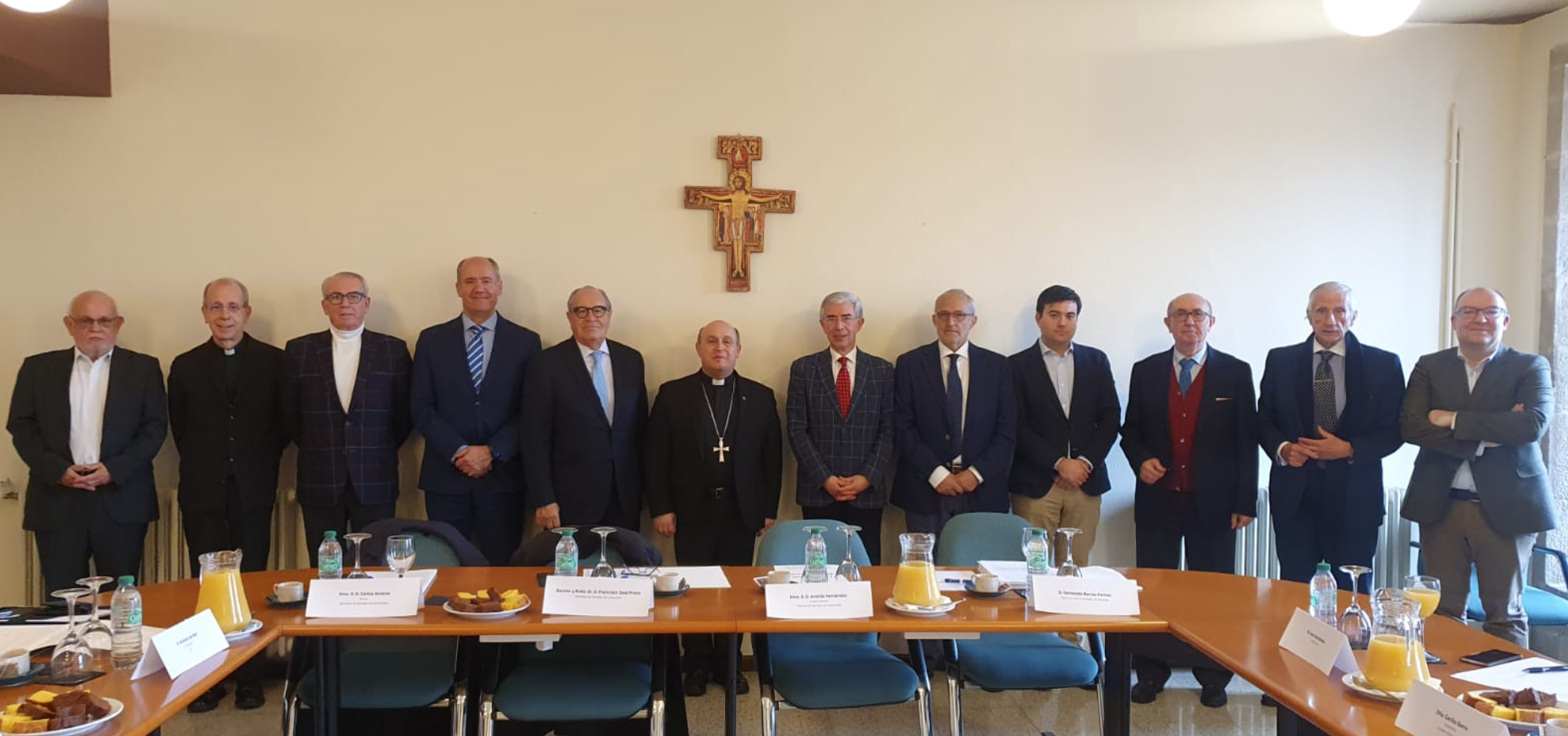 Comité organizador presidido por el arzobispo de Santiago Francisco Prieto.
